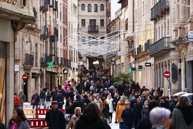 Los salmantinos aprovechan la tregua de la lluvia y disfrutan del día en la calle
