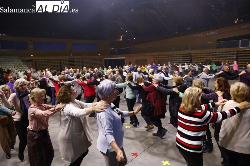 Los mayores se divierten en el tradicional baile con chocolatada