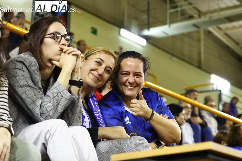 La afición del Perfumerías Avenida muestra su cara más solidaria y regala juguetes a los más desfavorecidos