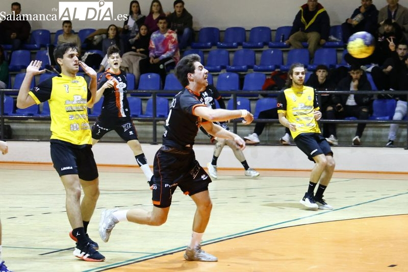 El BM Salamanca gana al Vetusta y corta su mala racha de cuatro jornadas seguidas cayendo (32-30)