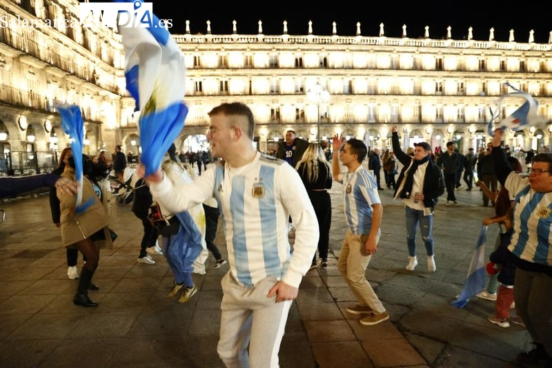 ¡Locura albiceleste en Salamanca!: los argentinos celebran en la Plaza Mayor el Mundial de Messi y su país