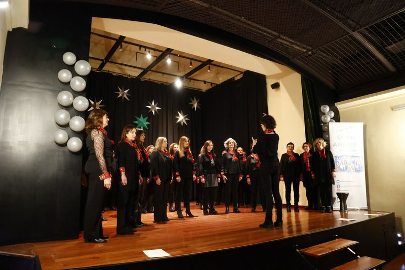 La Coral Annuba deleita al público en la iglesia vieja de Pizarrales