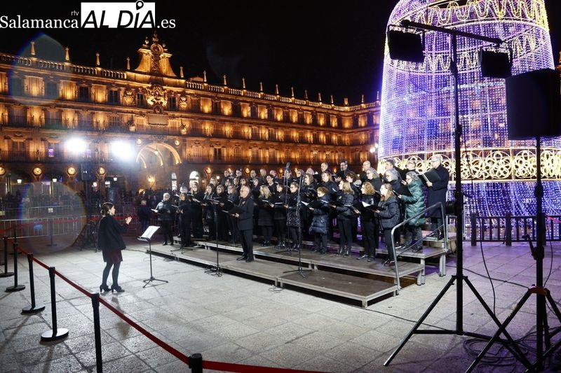 El coro Parentum Chorus maravilla en la Plaza Mayor