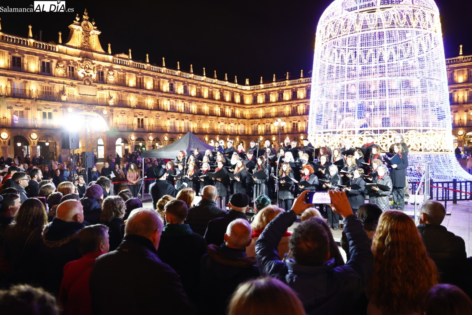 El Coro Juvenil y la Coral Polifónica Ciudad de Salamanca deslumbran en la Plaza