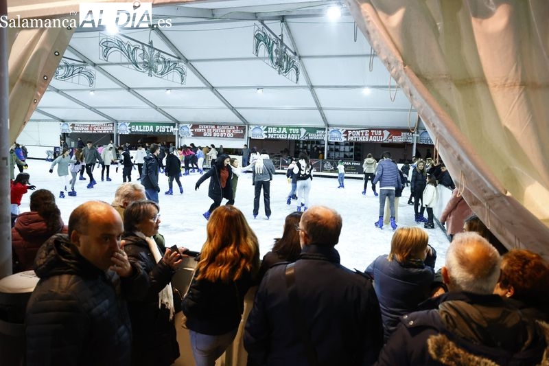Así se lo pasan en la pista de hielo de Salamanca
