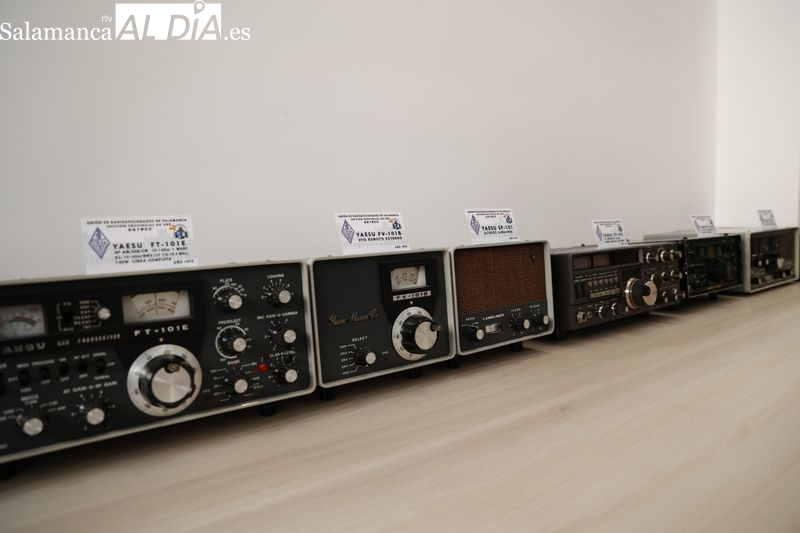 Exposición de emisoras y accesorios de radioaficionados en el Victoria Adrados
