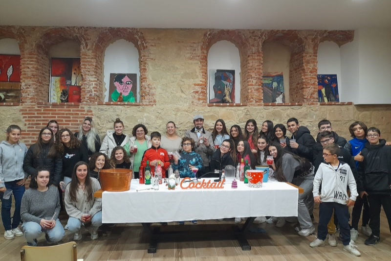 Teo Marcos sorprende con sus llamativos cocteles a grandes y pequeños en Matilla de los Caños