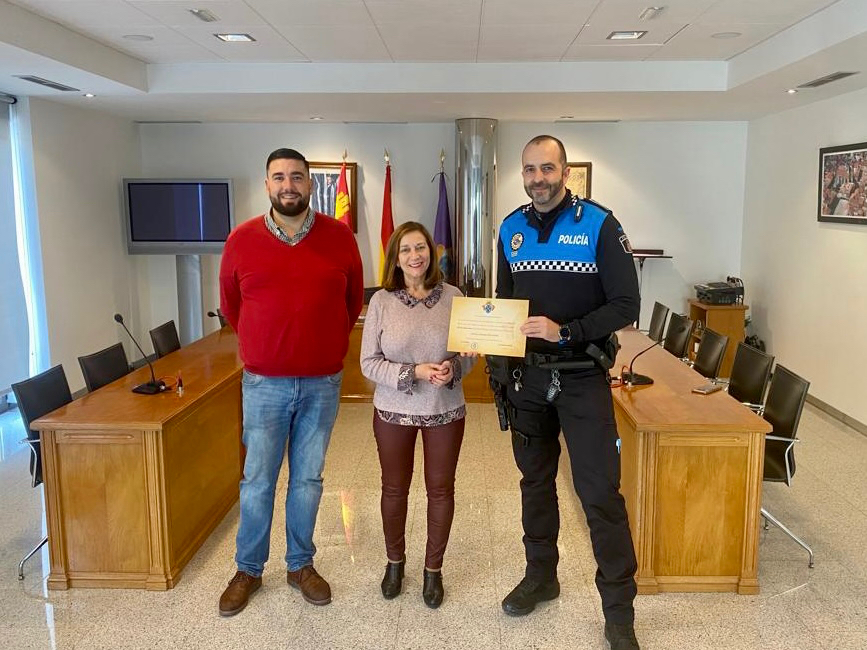 El agente policial Manuel López recibe un reconocimiento de Peñaranda tras evitar un hurto en Salamanca 