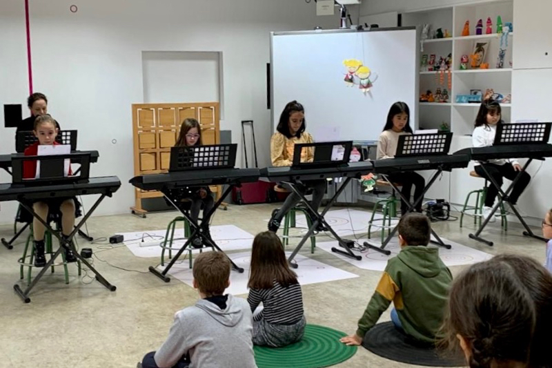 Los ‘Copos de Corchea’ de la Escuela Municipal de Música arrancan la banda sonora de la Navidad en la ciudad