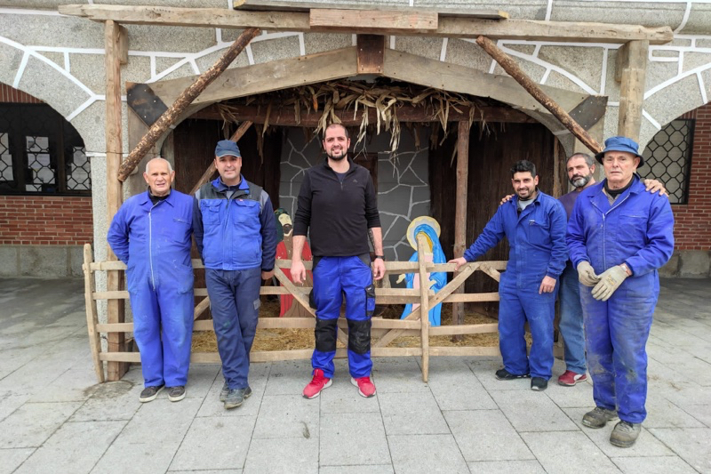 Comienza el artesanal proceso de montaje de gran Belén Viviente en Santiago de la Puebla
