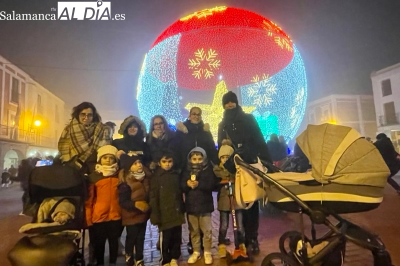 Peñaranda da la bienvenida a la Navidad con la iluminación de su gran bola 