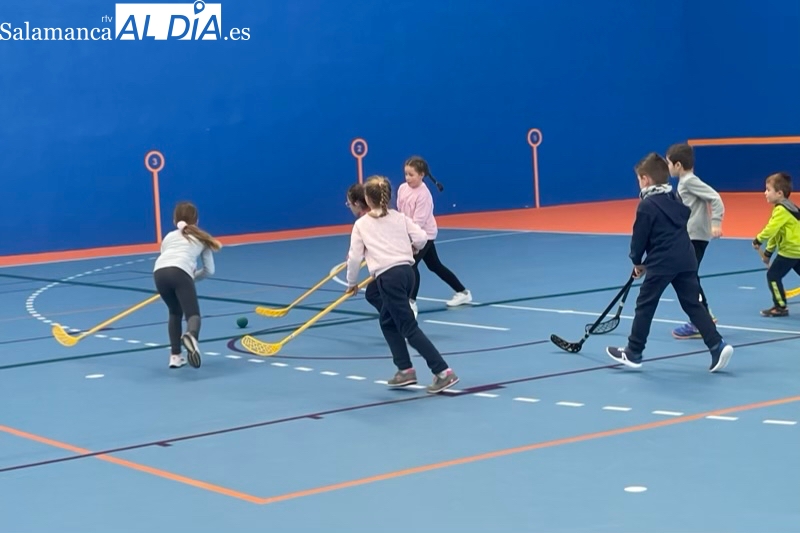 Pequeños deportistas disfrutan de una animada jornada Multideporte