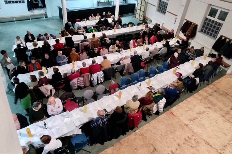 La asociación de mayores de Villoria celebra una animada merienda para celebrar la Navidad
