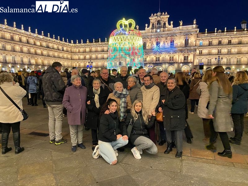Los mayores de la residencia Arapiles disfrutan del encendido navideño en la Plaza Mayor