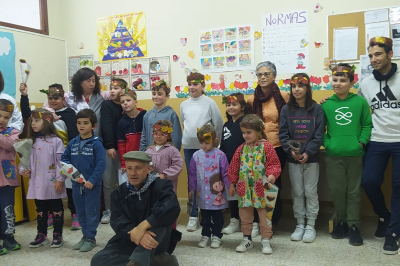 Abuelos, padres y madres disfrutan con los más pequeños en la Fiesta de la Castaña del CEO Miguel Delibes