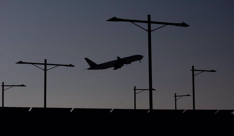 Cerca de 30 personas escapan de un avión procedente de Marruecos durante un aterrizaje de emergencia en Barcelona