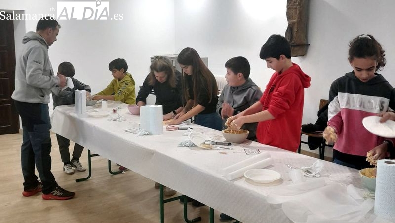Los niños de Bañobárez elaboran exquisitas galletas de Navidad