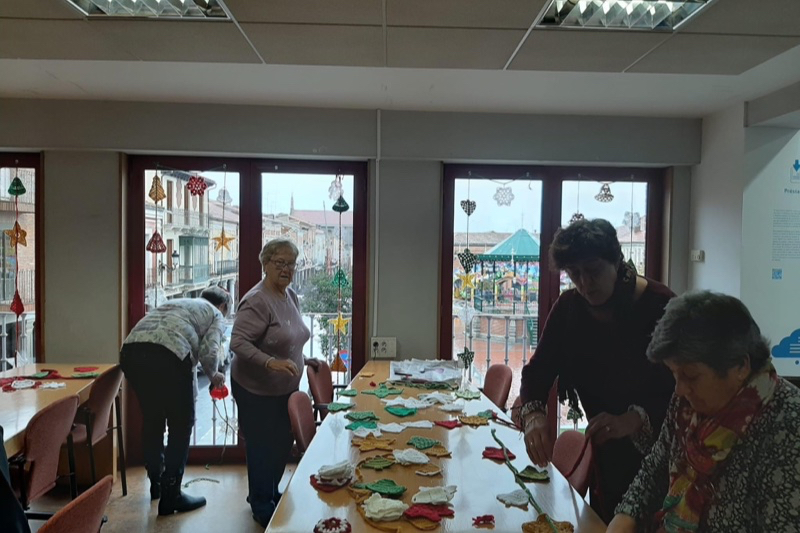 La decoración navideña creada en ganchillo por las integrantes del Programa Vive ya sorprende en la Biblioteca
