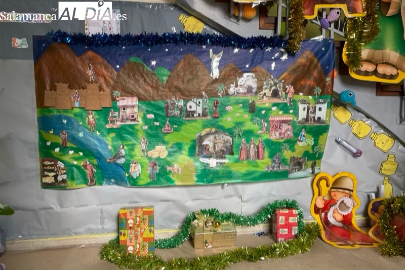 Sorpresa y sonrisas en el Colegio Miguel de Unamuno con su llamativo Belen personalizado con profesores y trabajadores 