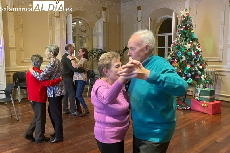 Bailes y buen ambiente en la fiesta navideña de los mayores