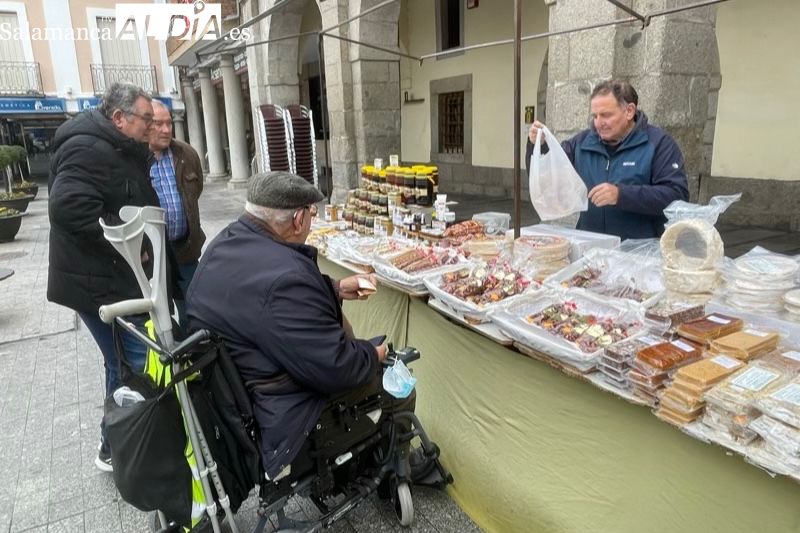 El ‘Jueves del Turrón’ sigue fiel a su cita a las puertas de la Nochebuena