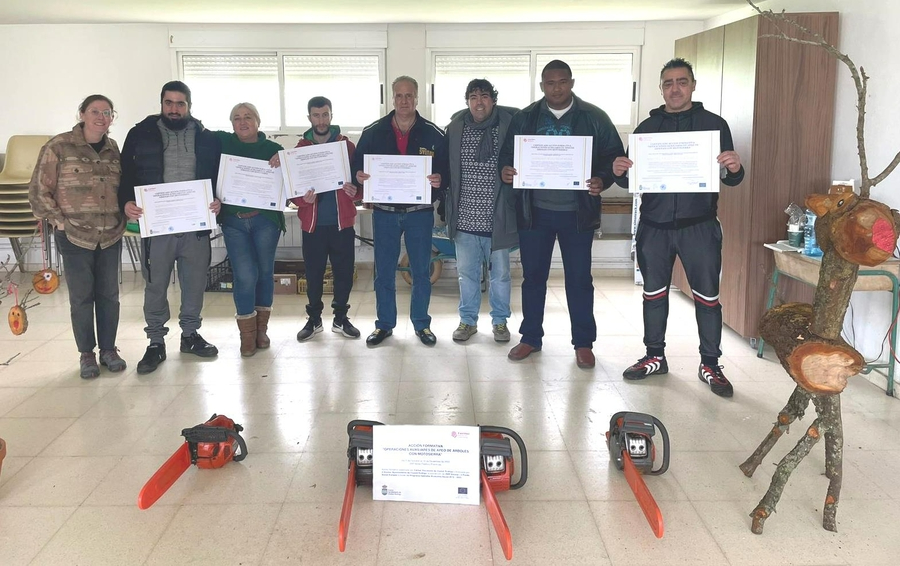 Los ocho participantes en la acción de apeo de árboles de Cáritas reciben sus diplomas