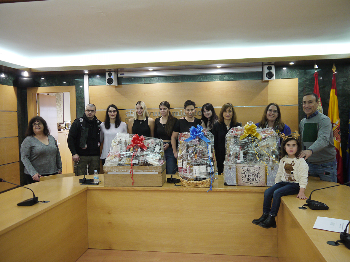 Carbajosa entrega los premios de los concursos de decoración de balcones, jardines y fachadas; y de decoración de escaparates