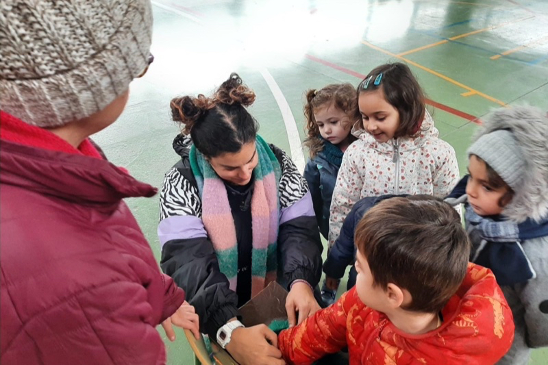 Los más pequeños del CEIP Severiano Montero disfrutan junto a Acopedis y Acomunidad de juegos por el Día de la Discapacidad