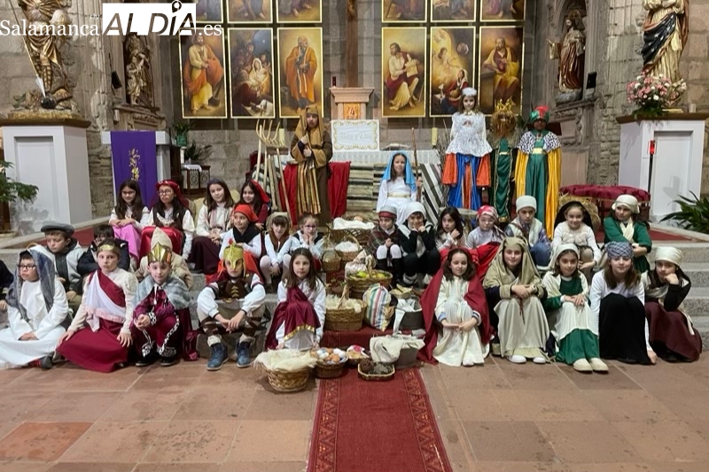 Los niños y niñas de catequesis celebran un original Belen Viviente en la parroquia