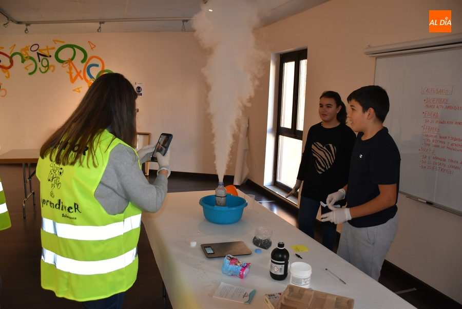 Mañana de experimentos en el Centro Joven