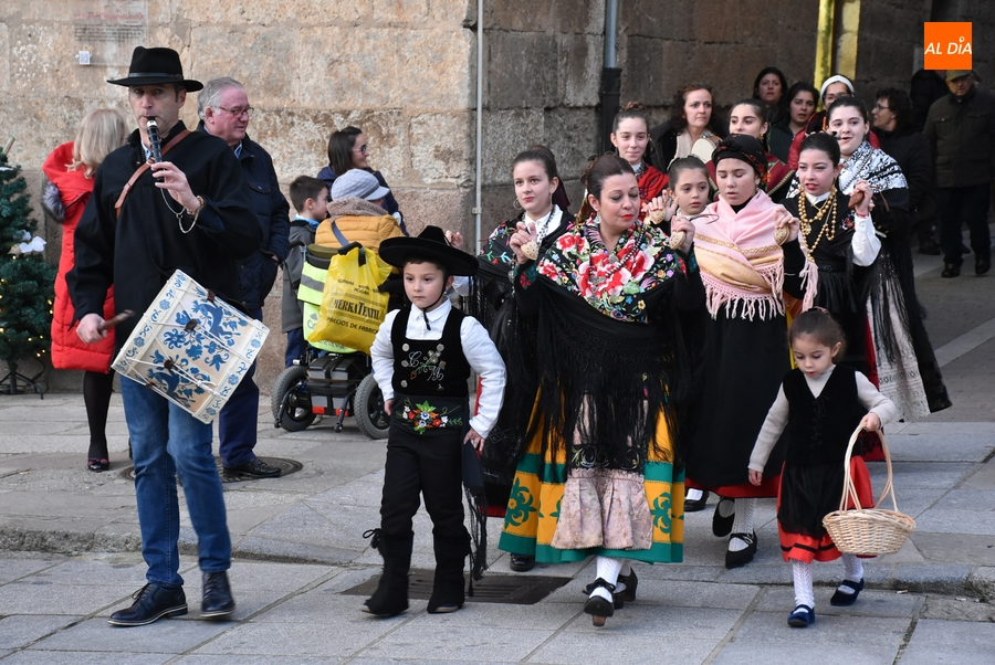 El grupo Aires Charros le da colorido al centro histórico con múltiples villancicos y bailes