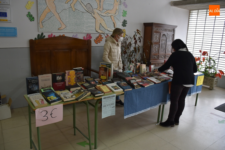 El IES Tierra suma un puesto de libros a su mercadillo solidario