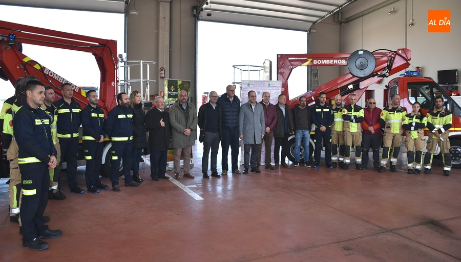 Los Bomberos reciben un vehículo con cesta y un armario compresor para botellas de aire