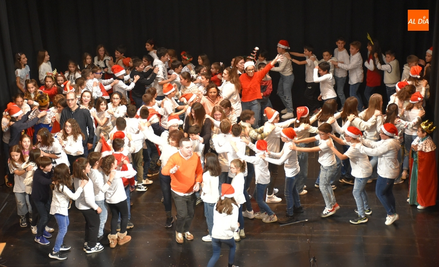 El Colegio Miróbriga encabeza el retorno de las funciones navideñas al ritmo de Quevedo y Rosalía