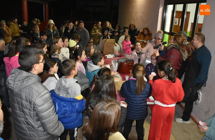 Unas 200 personas endulzan la tarde en la recuperada chocolatada de la AMPA de San Francisco