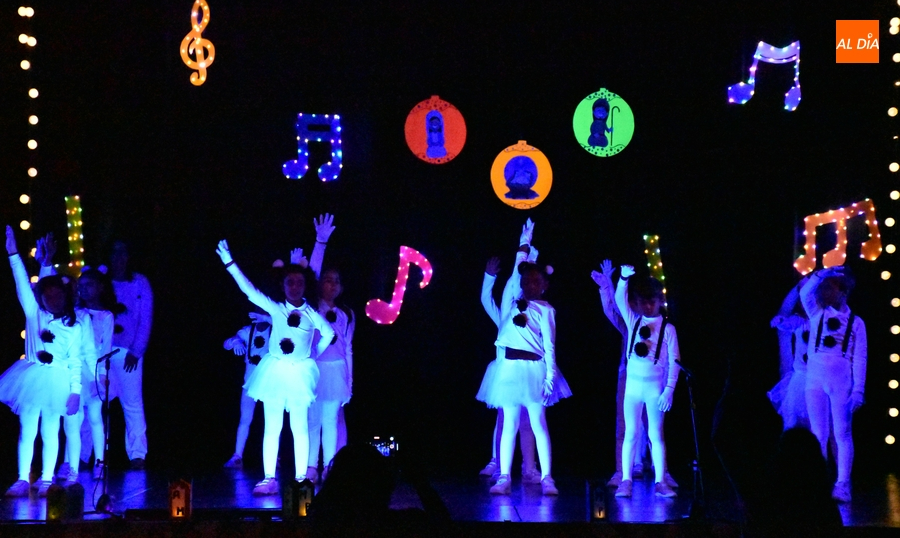 La luz guía la doble función navideña del Colegio Misioneras-Santa Teresa