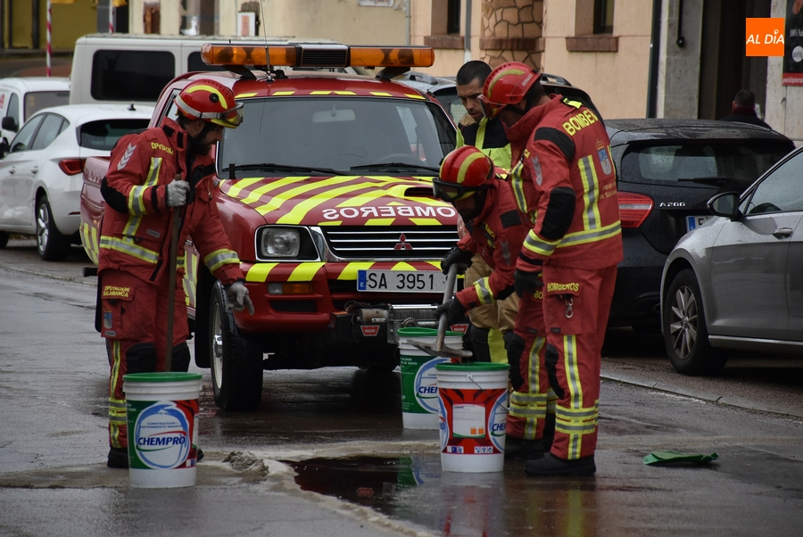 Un camión-cisterna derrama gasoil en la Avenida de Portugal complicando aún más el tráfico