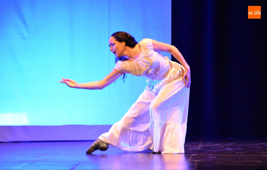 Todoart13 retrata a la icónica Frida Kahlo sobre las tablas del Teatro