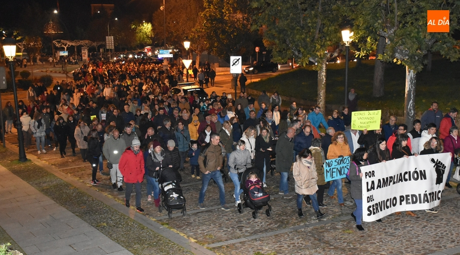Unas 700 personas reivindican en las calles de Ciudad Rodrigo la mejora de la atención pediátrica