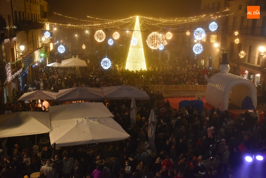 Ciudad Rodrigo enciende la Navidad 2022 envuelta en nieve y niebla