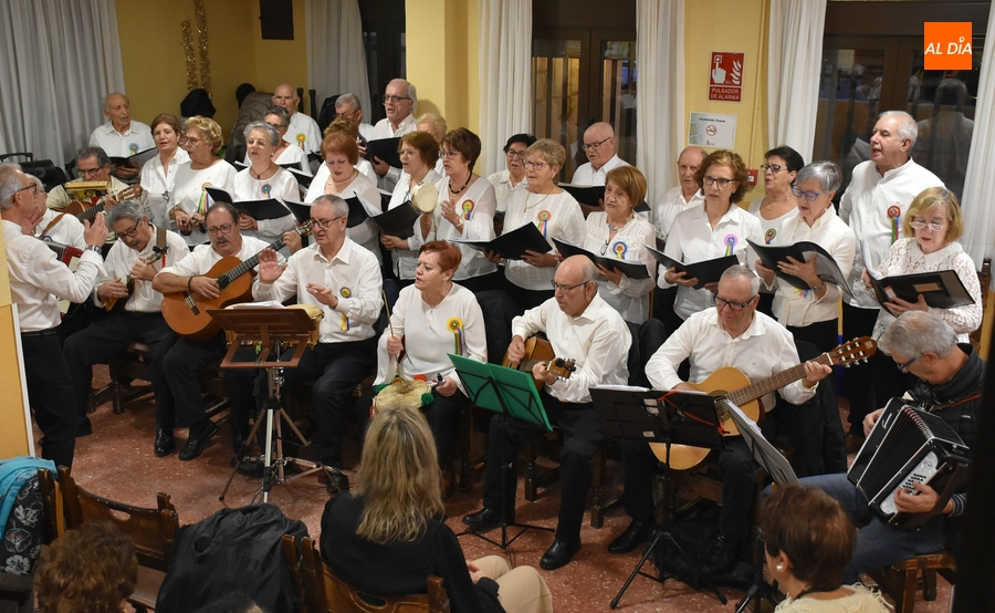 El Centro de Día de Personas Mayores disfruta de su propia Rondalla