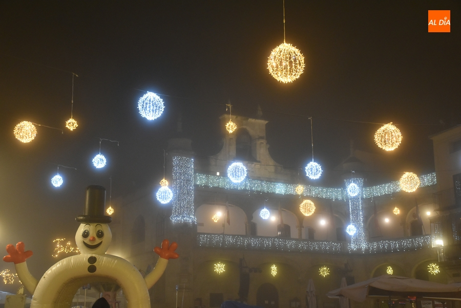 El cielo de esferas lumínicas de la Plaza Mayor, principal novedad en materia de alumbrado