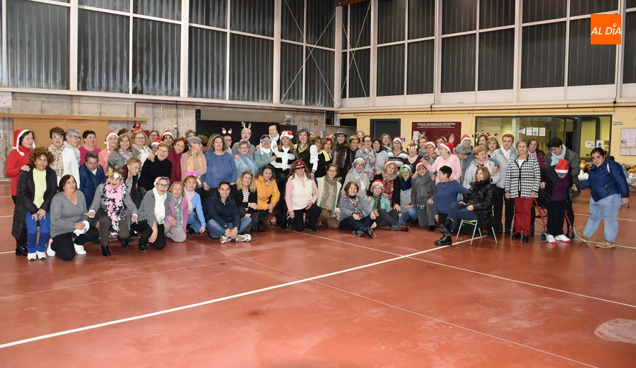 Amanecer festeja con un convite y muchos bailes la llegada de la Navidad