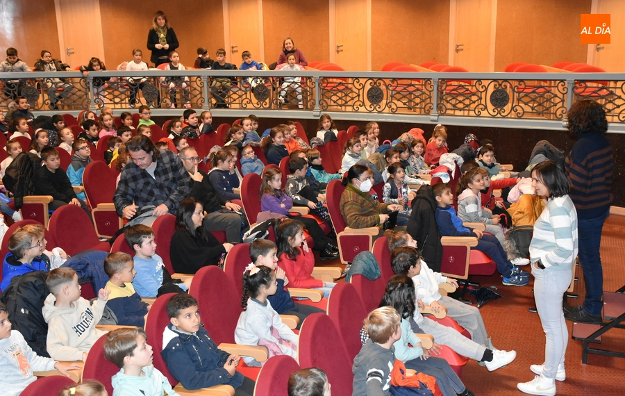 Los alumnos de 1º y 2º de Primaria descubren en el Teatro la historia del gallo Cocorico