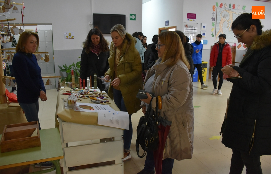 El IES Tierra monta en los recreos un mercadillo con un doble fin solidario