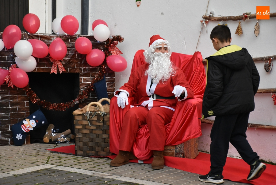 La calle Valera reparte chocolate con la compañía de Papá Noel