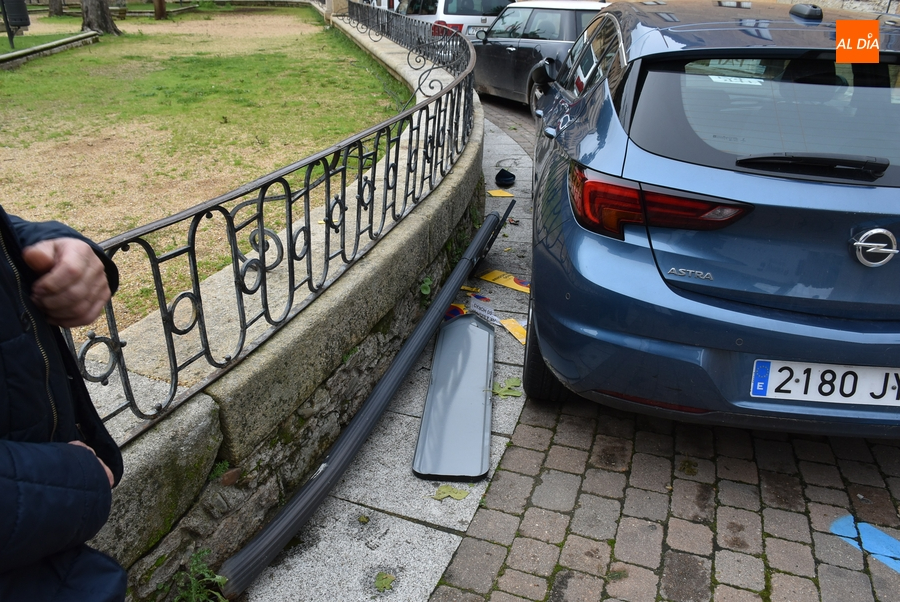 El Autobús TERPAT, protagonista de un incidente en el que resulta dañado un vehículo que lo acompaña