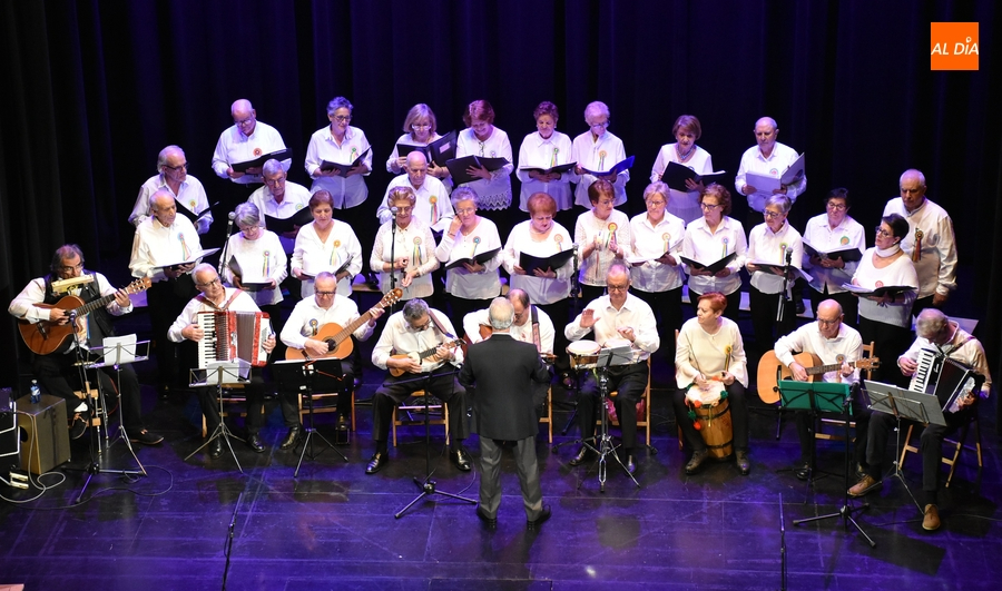 Recaudados 524€ en el concierto solidario de las rondallas Aires del Águeda y III Columnas