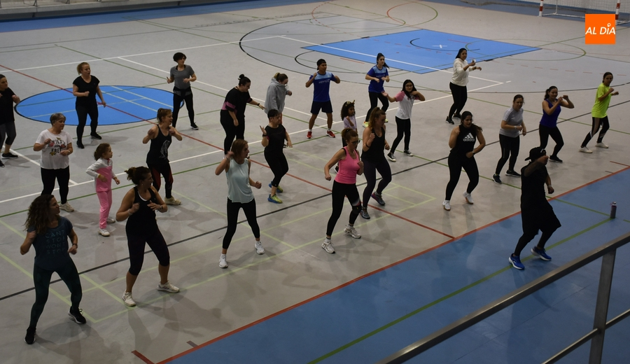 A todo ritmo en la masterclass de zumba del Centro Acuático y Deportivo