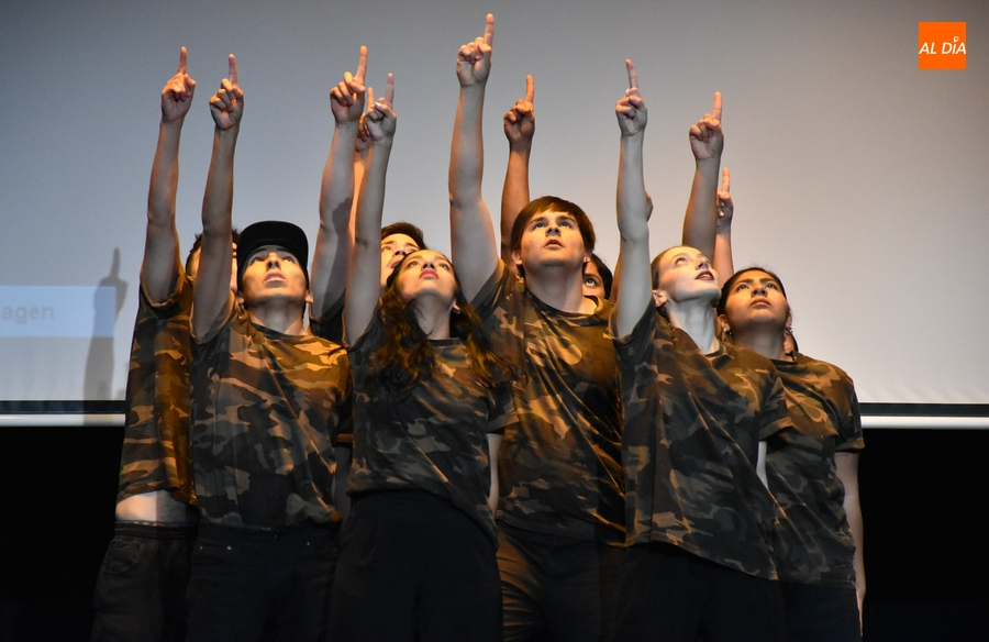 Jóvenes de distintos países y culturas emplean las artes para compartir un mensaje increíble